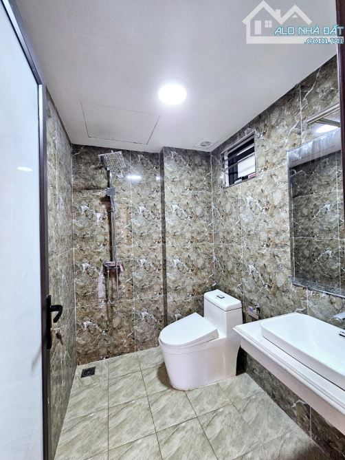 BÁN NHÀ BÁT KHỐI. 30 M. 5 TẦNG .MT 5.5. GIÁ 4..4 tỷ ( Có thương lượng )