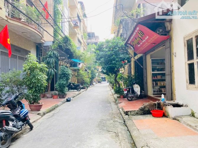 CỰC HIẾM NHÀ PHÂN LÔ - OTO CHẠY VÒNG QUANH-VỈA HÈ RỘNG DT47m2 MT 4m 3 Tầng Giá chỉ 12.5 Tỷ