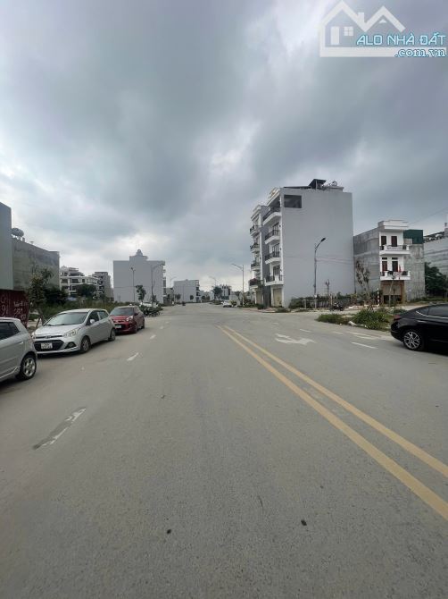 Bán đất tái định cư A51 Hồ Sen - DT 52m - Mt 4m view vườn hoa giá bán 80 triệu/m