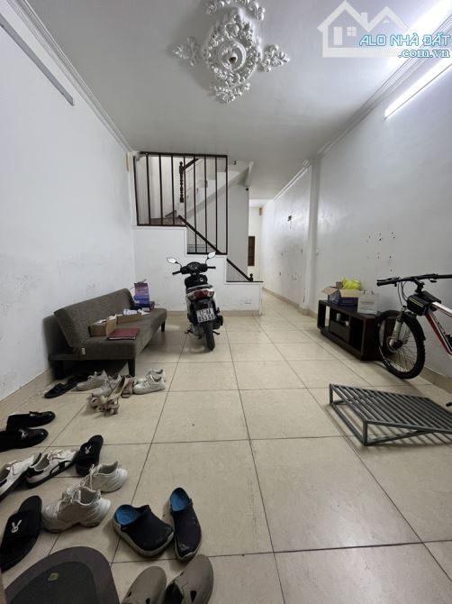 Bán căn nhà 45 m2 phố Ngọc Khánh, ô tô đỗ cửa, khu phân lô, nguyên bản