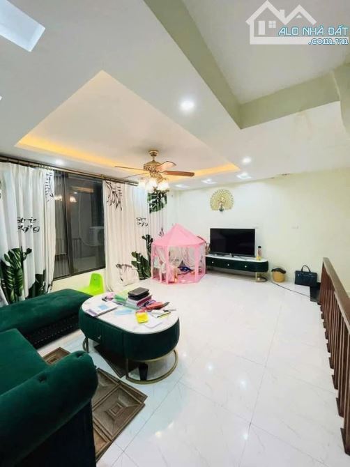 Bán nhà Mễ Trì,cách ô tô 5m, 2 thoáng ,nội thất full, sổ vuông đẹp-33m2 5 tầng giá 6.6 tỷ