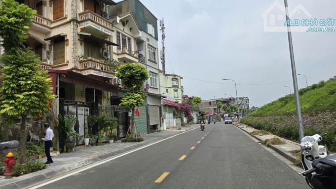 Bán đất mặt Đê Vàng, Phúc Lợi 135tr/m2 giá tốt đầu tư