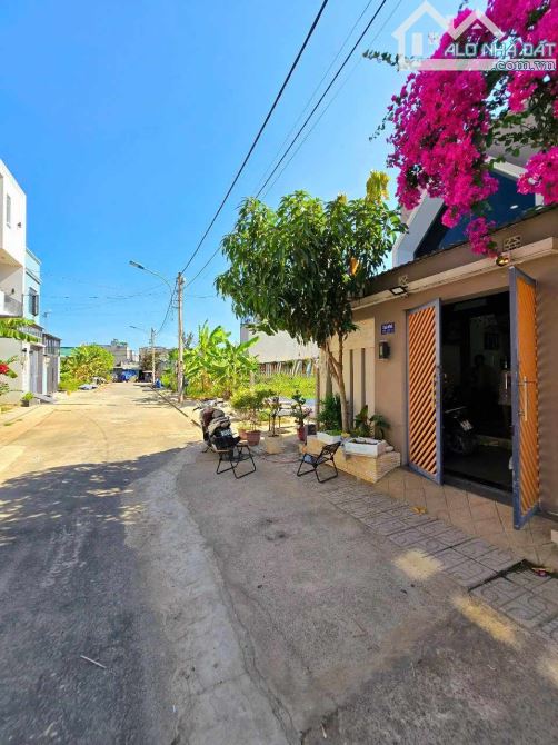 Gấp bán nhà đẹp 2 tầng giá rẻ gần chợ Long Trường Q9