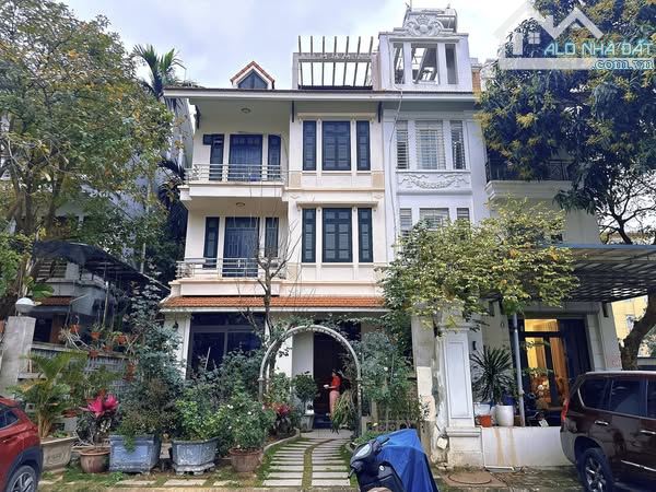 Biệt thự cực đẹp Đội Nhân Ba Đình. Sổ 141m, 4 tầng 3 ngủ MT8m2. Giá 42 tỷ