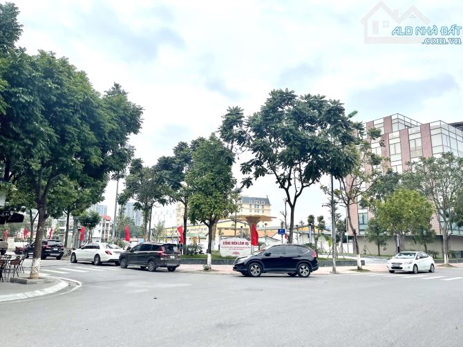 Phố Lâm Hạ, mặt ngõ 111 Lâm Hạ, vỉa hè 4 oto tránh kinh doanh view hồ DT 80m2 mt 4.5m
