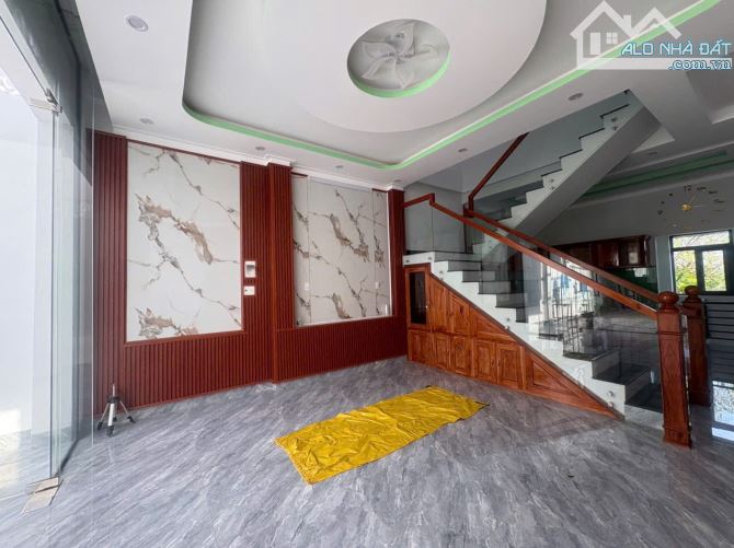 Nhà sân vườn Mặt tiền Nguyễn Chí Thanh - 2