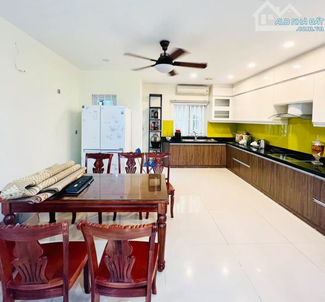 Bán nhà Nguyễn Văn Cừ, Gara ô tô, nội thất đẳng cấp, 10 phút qua nội thành - 2