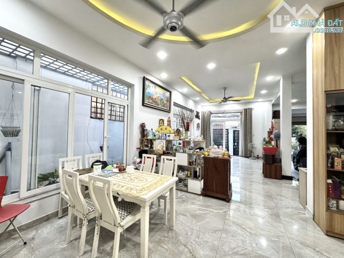 🌴 Bán nhà 3 tầng - 135mv, ngang 9m, 4 p.ngủ lớn - Không QH, LG, Hẻm xe hơi. Pháp lý chuẩn - 3