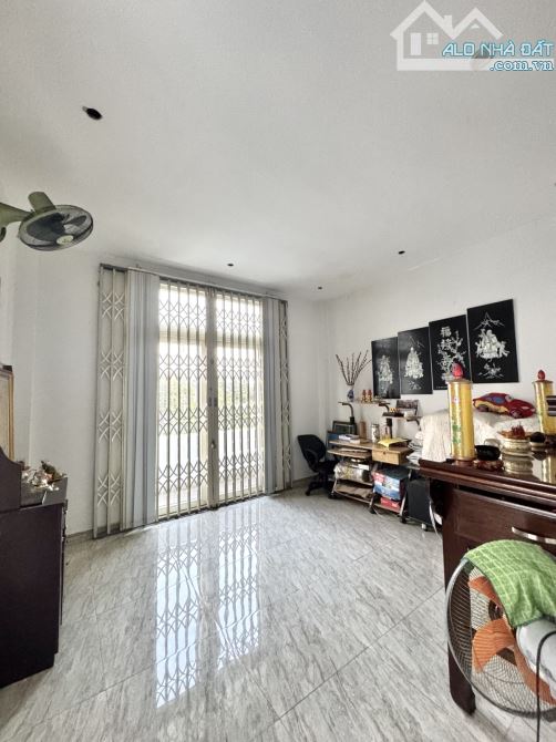 🌴 Bán nhà 3 tầng - 135mv, ngang 9m, 4 p.ngủ lớn - Không QH, LG, Hẻm xe hơi. Pháp lý chuẩn - 5