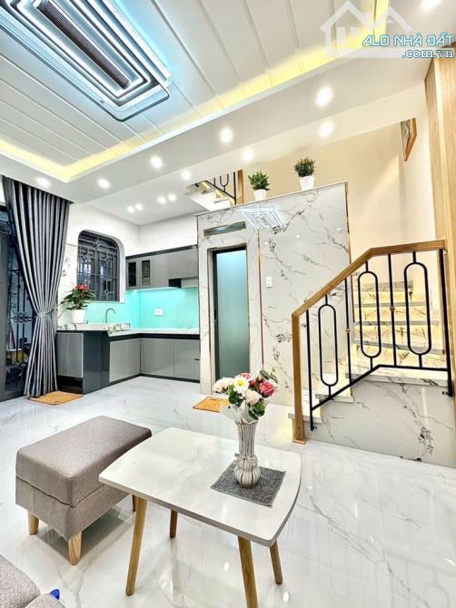 Giá mới: 3.350 tỷ HẺM XE HƠI Bùi Quang Là 20/23m2 Phường 12, Quận Gò vấp, Mô tả: + Nhà 1 t - 5