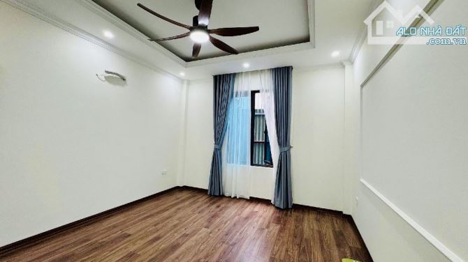 🔆🔆🔆 Phố Bồ Đề 3 Bước Ra Nguyễn Văn Cừ - Nhà 4 Tầng - Ở Luôn - 2 Thoáng - 5