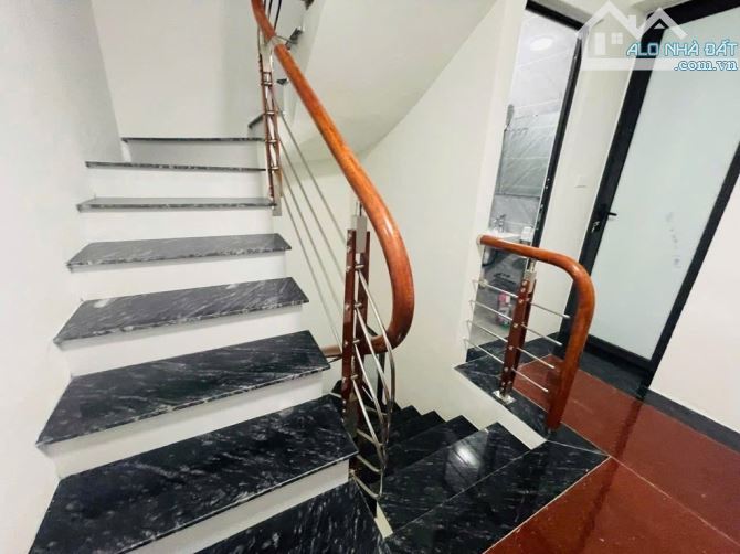 Bán nhà đẹp dân xây Đội Cấn, DT 40m2 x 4T, MT 6m, ngõ nông, gần mặt phố, oto nhỏ, 10 tỷ - 5