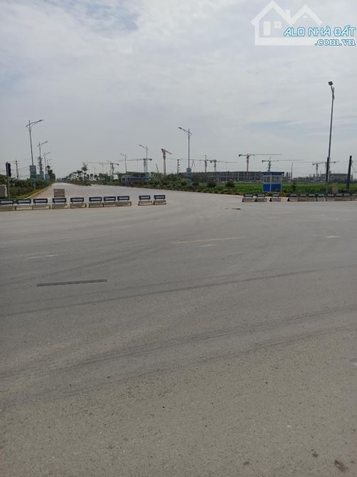 PHÂN KHÚC HỮU HẠN- LÔ GÓC Ô TÔ TRÁNH- HÀNG XÓM TOÀN ĐẠI GIA- GẦN KCN THUẬN THÀNH 1-