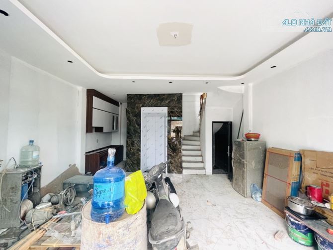 BÁN NHÀ 8,6 TỶ 5 TẦNG 40M, CÓ THANG MÁY, Ô TÔ ĐỖ CỬA, ĐƯỜNG TRƯỚC NHÀ 2 Ô TÔ TRÁNH - GẦN Đ