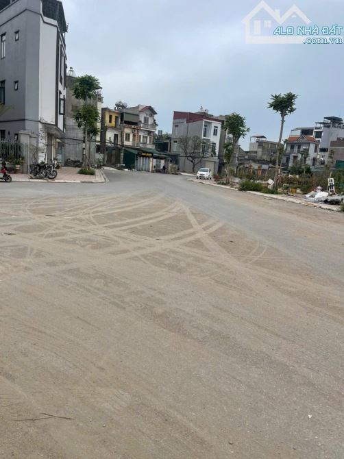 SIÊU HÓT TĐC NGỌC THUỴ VỈA HÈ 25M -GARA 7 CHỖ VÀO NHÀ - THANG MÁY FULL ĐỖ 15TỶ