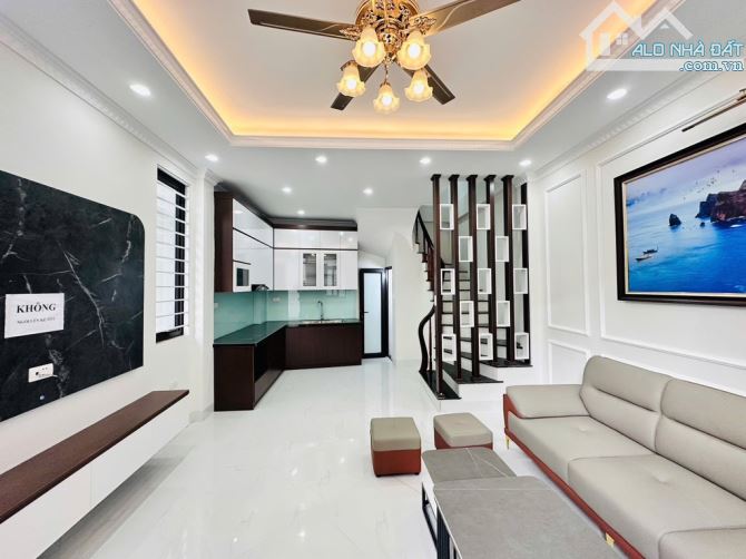 HIẾM, PHÚ ĐÔ – 4 chỗ ĐỖ CỬA, GẦN CHỢ, HỒ PHÚ ĐÔ, TIỆN ÍCH NGẬP TRÀN. 36m2, giá 8.3 tỷ.