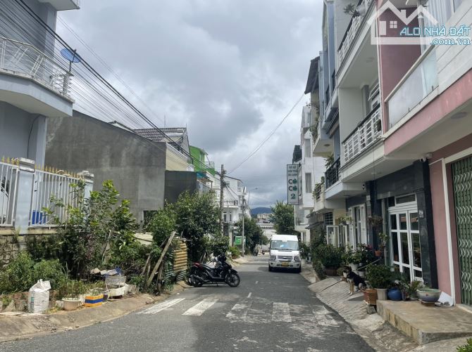 Nhà Mặt Tiền Trần Anh Tông, P8 Đà Lạt, cách Hồ Xuân Hương 1km, DT 4.5mx16mđường bằng phẳng