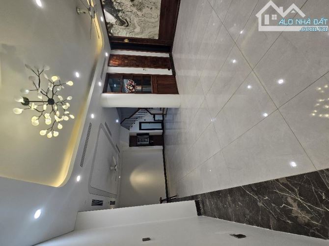 Bán nhà mặt phố Hai Bà Trưng vỉa hè rộng oto dừng đỗ kinh doanh sầm uất 75m2 x5T
