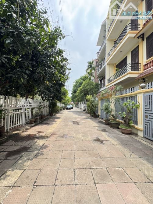 Bán biệt thự Sài Đồng. Dt thực tế 175m2. Khu cán bộ trung ương Đảng