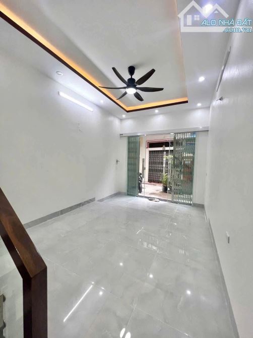Bán nhà trong ngõ chợ Kênh ngõ to 3 bước chân ra đến chợ