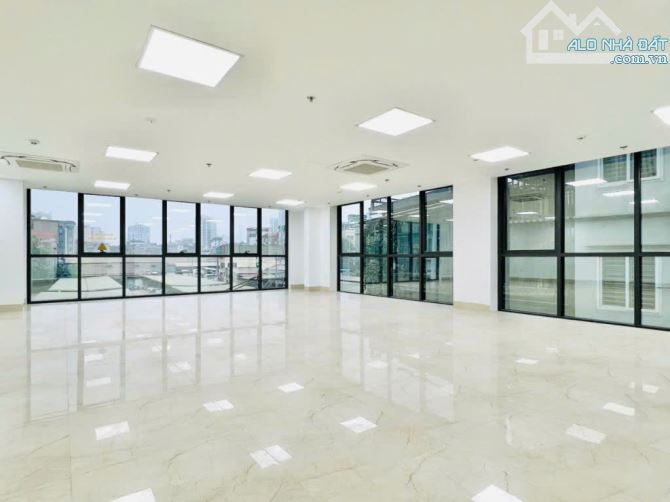 Cho thuê Văn Phòng 120m2 ngay mặt đường Nguyễn Trãi, ô tô dừng đỗ thoải mái chỉ 26tr/th.