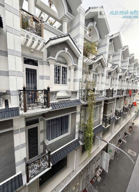 Q8 Ô TÔ VÀO NHÀ 5 TẦNG MỚI VÀO Ở NGAY HẺM THẲNG 1 TRỤC CÁCH 50M RA MẶT TIỀN 9.2T