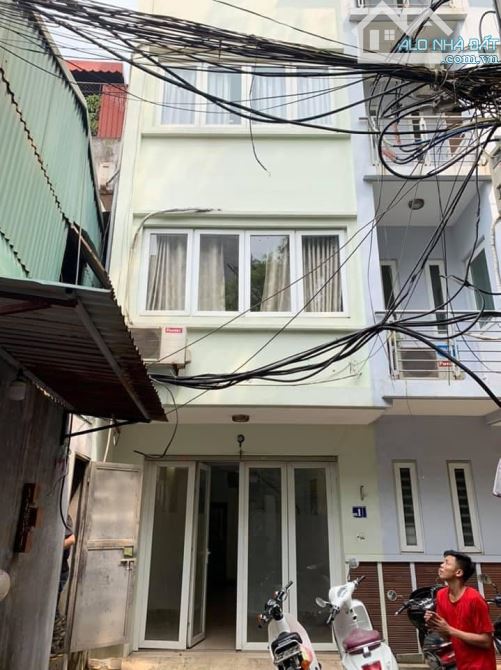 Bán nhà Ngõ 20 Hào Nam, diện tích 32/37T2 x 5 tầng, mặt tiền 3.5m, giá 8.2 tỷ