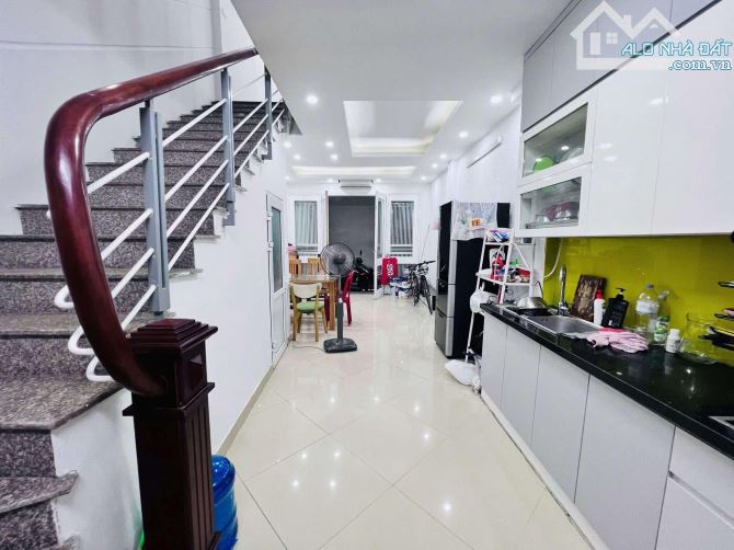 Bán nhà phố Thái Hà, Đống Đa, 40m2, 5T, mặt tiền 4m, gần phố, chỉ 9.5 tỷ