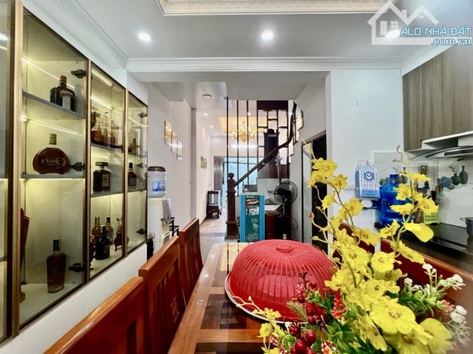 Bán Nhà Quận Long Biên 40m2-hơn 6 tỷ-DÂN XÂY-Ô TÔ-FULL NỘI THẤT-PHÁP LÝ CHUẨN-SỔ VUÔNG