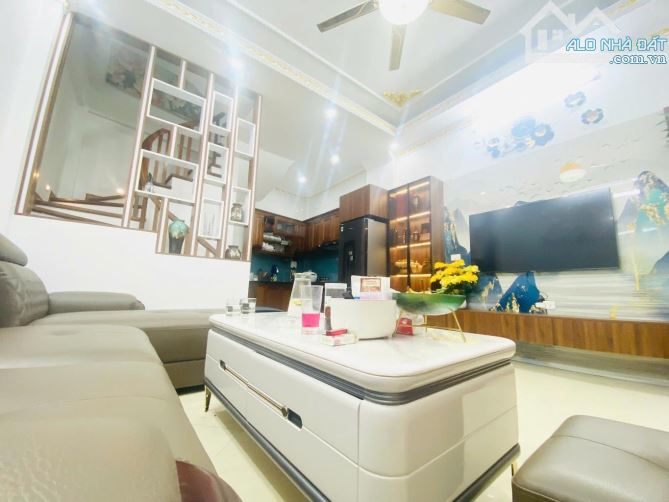 Bán Nhà Bồ Đề, Long Biên 5T, 33m2, giá 7,75 tỷ (cam kết chuẩn)