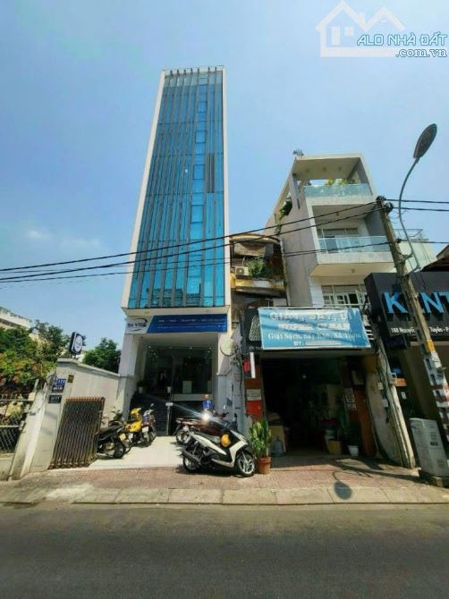 giảm giá sâu bán nhà mặt tiền Nguyễn Trọng Tuyễn ✨ Diện tích: 5.05m x 25m Công nhận: 104m