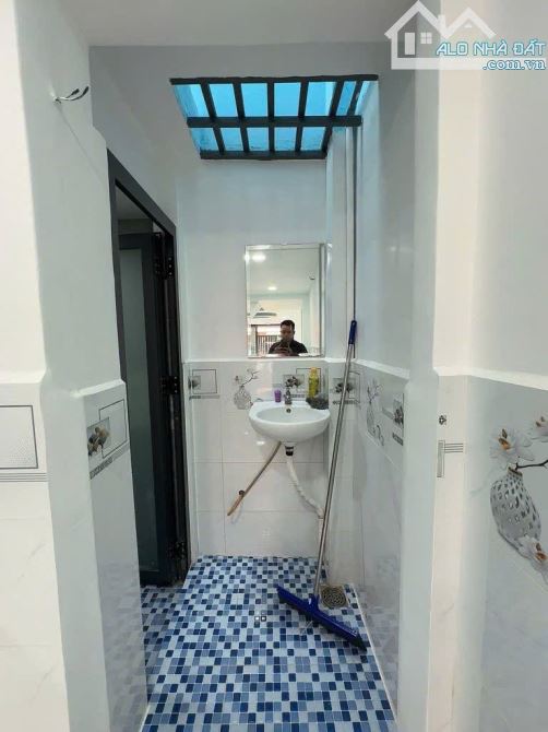 Nhà hẻm nhựa 6m Lê Văn Lương, 40m2, đúc 2 tầng chỉ 2,3 tỉ