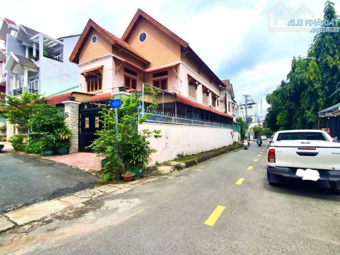 BIỆT THỰ LÔ GÓC, DT 212M², 7PN, KIẾN TRÚC KIỂU PHÁP, NGAY LÊ VĂN VIỆT