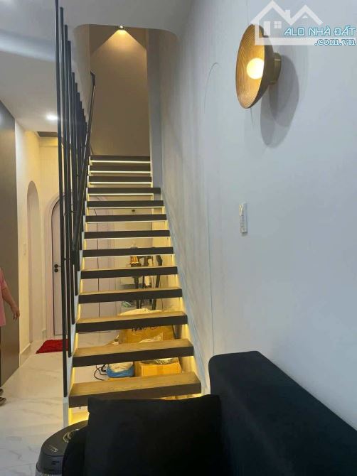 4.75Tỷ - NHÀ 2 TẦNG LUNG LINH - 4x14 56m2 - NGAY LÊ VĂN VIỆT - TRƯỜNG ĐH TÀI CHÍNH