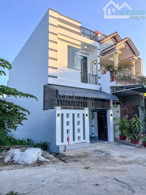 Bán nhà đường Nguyễn Văn Linh hẻm nhánh lộ ÔTÔ - 1