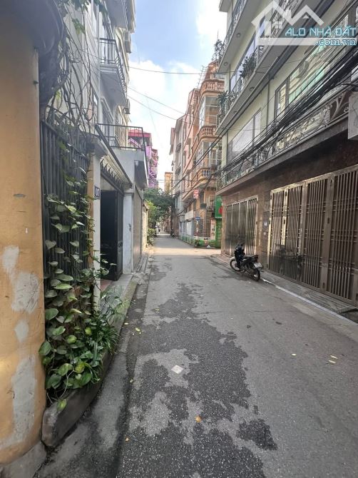 BÁN NHÀ PHỐ TRUNG KÍNH CẦU GIẤY 60M 5 TẦNG 19 TỶ NGÕ PHÂN LÔ Ô TÔ Ở CỰC VIP