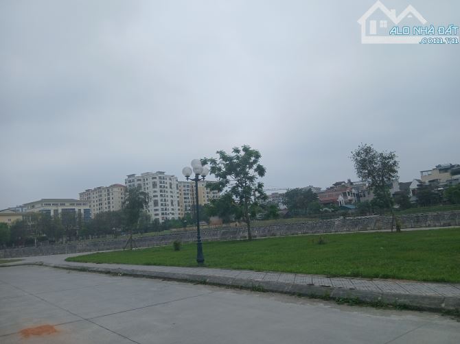 View Công Viên Hồ/ 64.x Tỷ/ 245 M2/ 18 Mt/ Giang Biên.Long Biên - 1