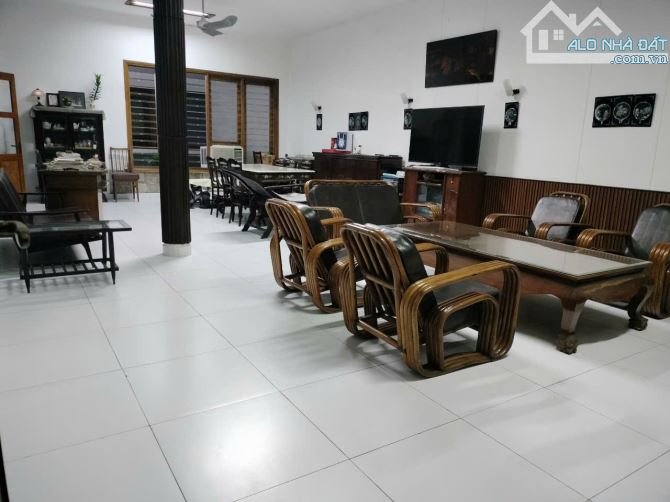 Gia đình đi định cư cần bán gấp nhà mặt tiền Thạch Thị Thanh P. Tân Định Quận 1 DT: 10x24m - 1