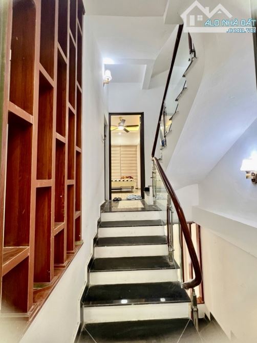 Bán Nhà Quận Long Biên 40m2-hơn 6 tỷ-DÂN XÂY-Ô TÔ-FULL NỘI THẤT-PHÁP LÝ CHUẨN-SỔ VUÔNG - 1