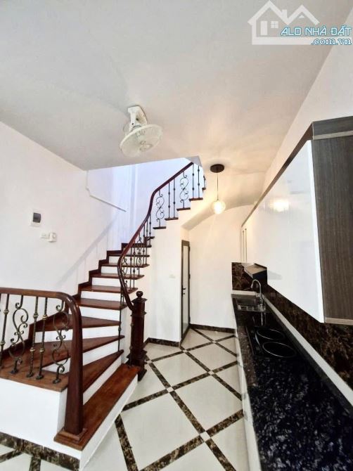 Bán nhà mặt phố Minh Khai, DT 60m, 6 tầng thang máy, MT 5.7m, giá 37 tỷ.