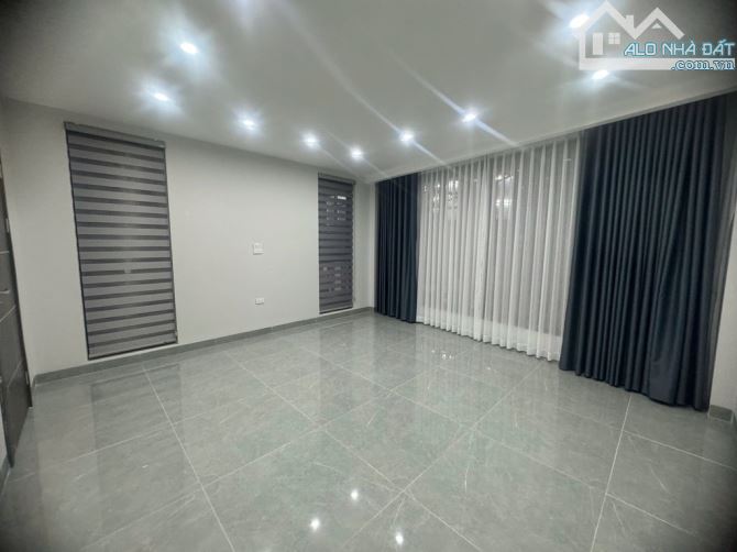 Bán nhà Nguyễn Văn Cừ 36m x 6 Tầng Giá 8,3 Tỷ Thang Máy Ô Tô Đỗ Full Nội Thất - 2