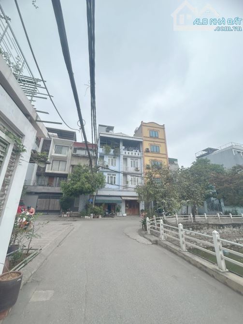 Bán đất Ngọc Thuỵ. 98m2. Mặt tiền 6m. Vỉa hè 3 oto tránh. Sát hồ điều hoà - 2