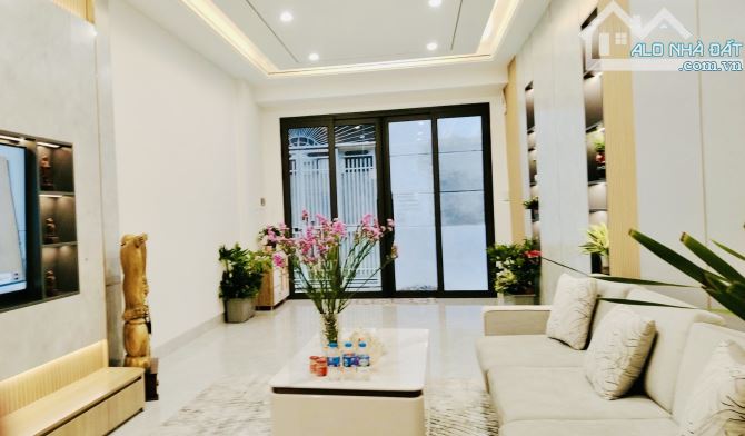 Bán Nhà Hoàng nhu Tiếp - Dân Xây 7 Tầng - Thang Máy - Full Nội Thất Gỗ - 2