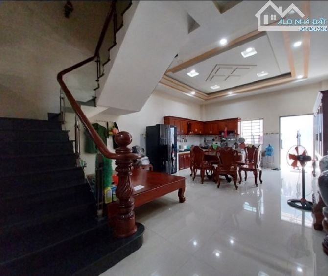 **BÁN NHÀ 2 MẶT TIỀN ,Q12 ,ĐƯỜNG NHỰA- 4 TẦNG LẦU -DIỆN TÍCH NGANG 5.5M,DÀI 18M.GIÁ 8 TY B - 2