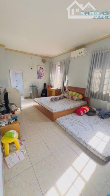 BIỆT THỰ LÔ GÓC, DT 212M², 7PN, KIẾN TRÚC KIỂU PHÁP, NGAY LÊ VĂN VIỆT - 2
