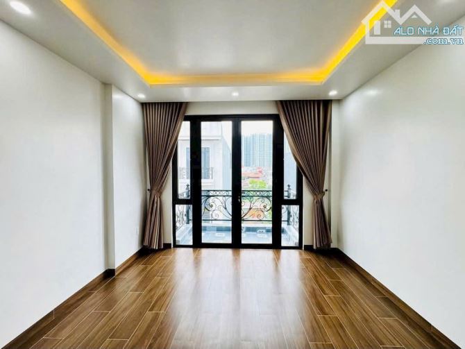 - Nhà TĐC A51 Hồ Sen - Lê Chân - HP đường nhựa 15m vỉa hè 3m ko lỗi lầm !!!! - 60m2 x 5 tầ - 3
