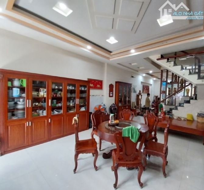 **BÁN NHÀ 2 MẶT TIỀN ,Q12 ,ĐƯỜNG NHỰA- 4 TẦNG LẦU -DIỆN TÍCH NGANG 5.5M,DÀI 18M.GIÁ 8 TY B - 3