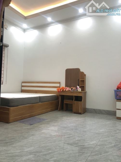 BÁN NHÀ 8,6 TỶ 5 TẦNG 40M, CÓ THANG MÁY, Ô TÔ ĐỖ CỬA, ĐƯỜNG TRƯỚC NHÀ 2 Ô TÔ TRÁNH - GẦN Đ - 4