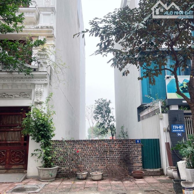 Bán đất Ngọc Thuỵ. 98m2. Mặt tiền 6m. Vỉa hè 3 oto tránh. Sát hồ điều hoà - 4