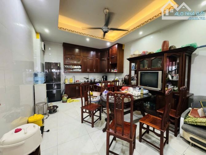 Nhà 5 tầng, ô tô vào nhà phố Ngô Gia Tự-Việt Hưng-Long Biên. DT 57m2 x 5 tầng. Giá 9.7 tỷ - 4